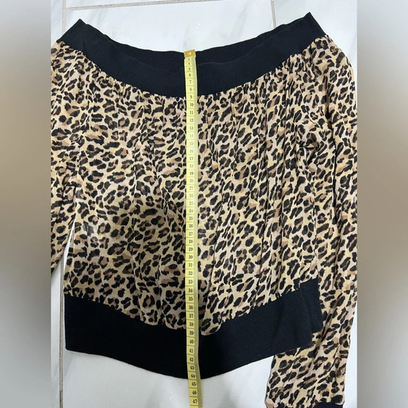 Leopard print Off-the-shoulder Blouse Size Small - Picture 7 of 7